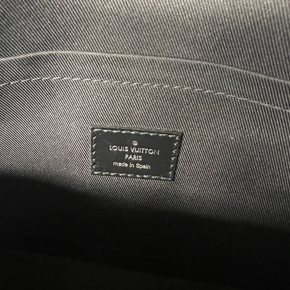 Limited Edition LV studio Messanger Bag - Picture 6 of 6